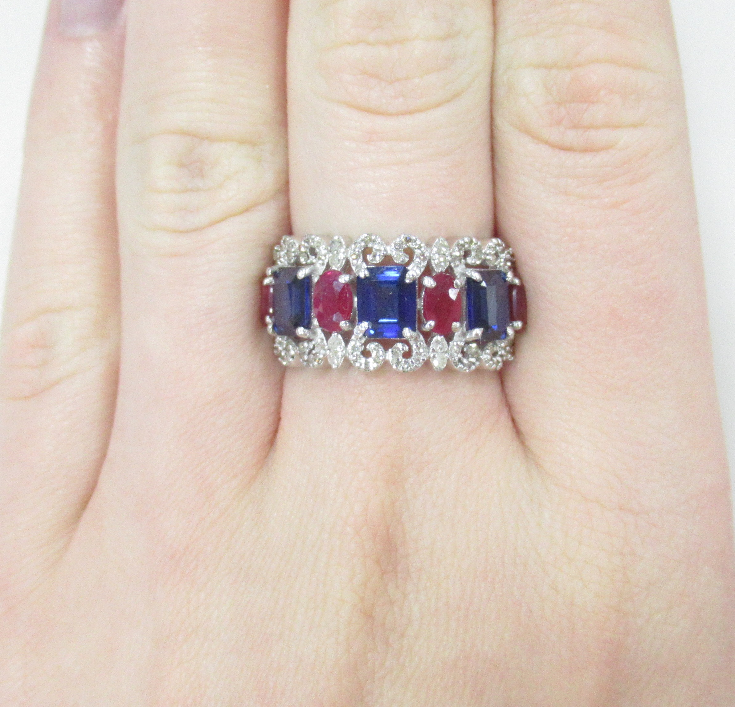Серебряное кольцо 925 пробы; вставки 3 Сапфир U/2 2,59ct; 4 Рубин F/2 1,34ct; 104 Бр.Кр-17 0,4ct 3/5;